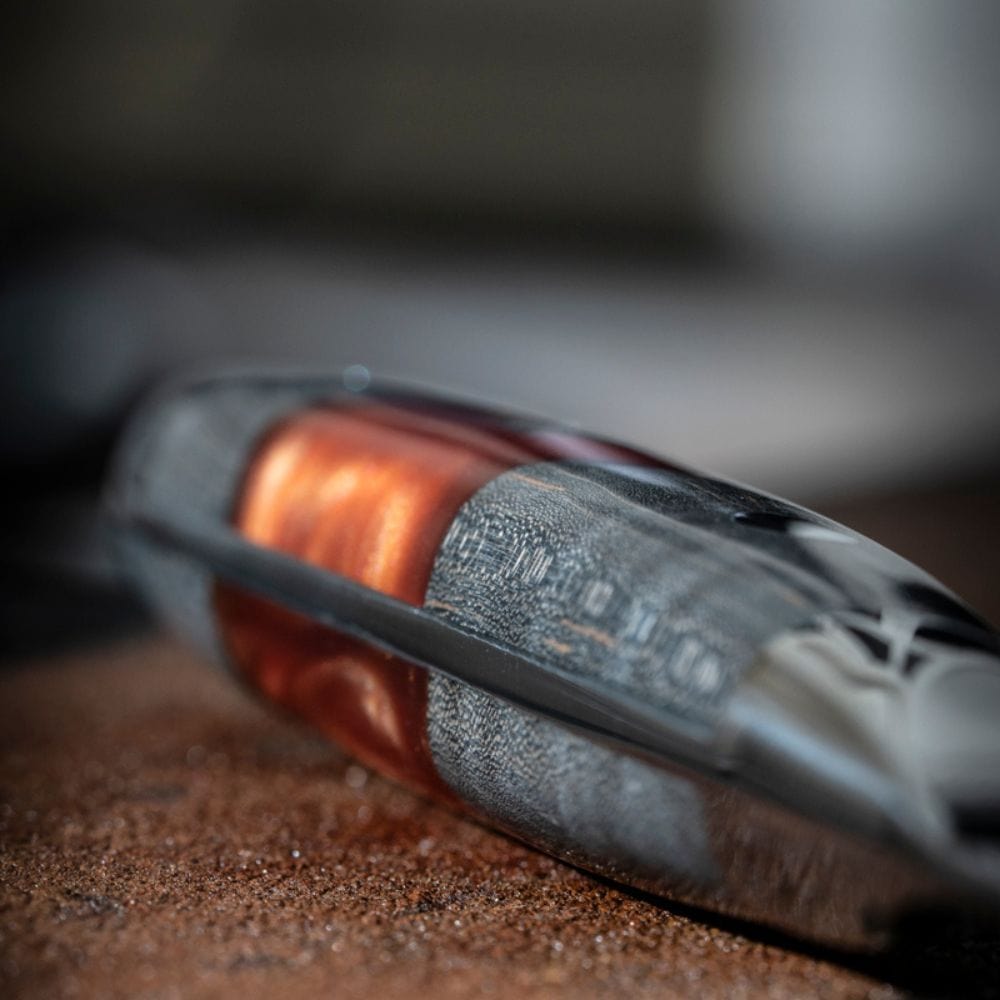 Red Ash Griff Nahaufnahme – Ergonomischer Messergriff aus Holz und Harz mit goldenen Akzenten, DAMASO Küchenmesser Set Detail