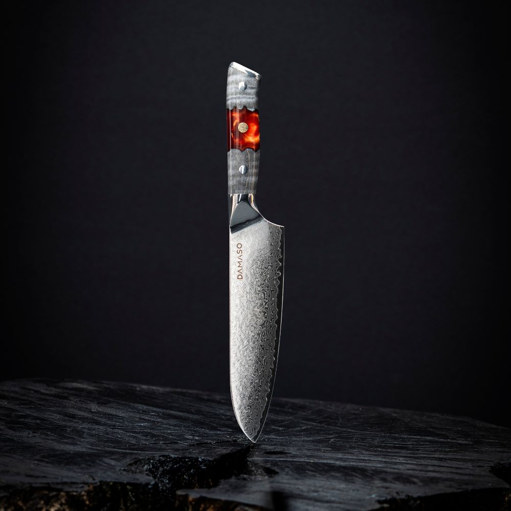 Santoku Messer 7 Zoll Red Ash DAMASO – Japanisches Damastmesser mit VG10 Stahlkern und 68 Lagen vor dunklem Hintergrund