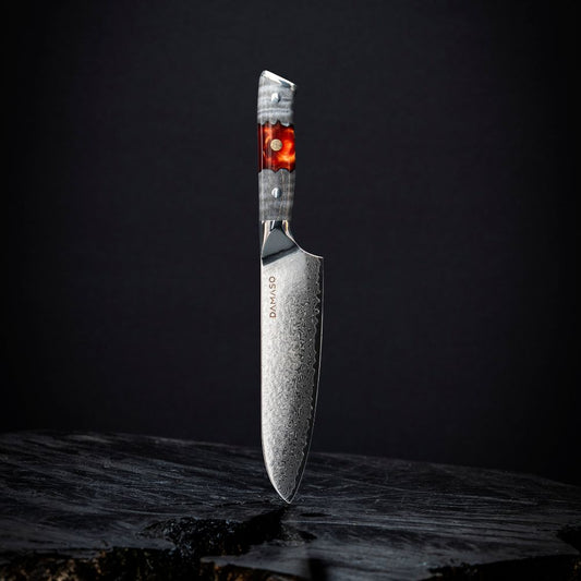 Santoku Messer 7 Zoll Red Ash DAMASO – Japanisches Damastmesser mit VG10 Stahlkern und 68 Lagen vor dunklem Hintergrund